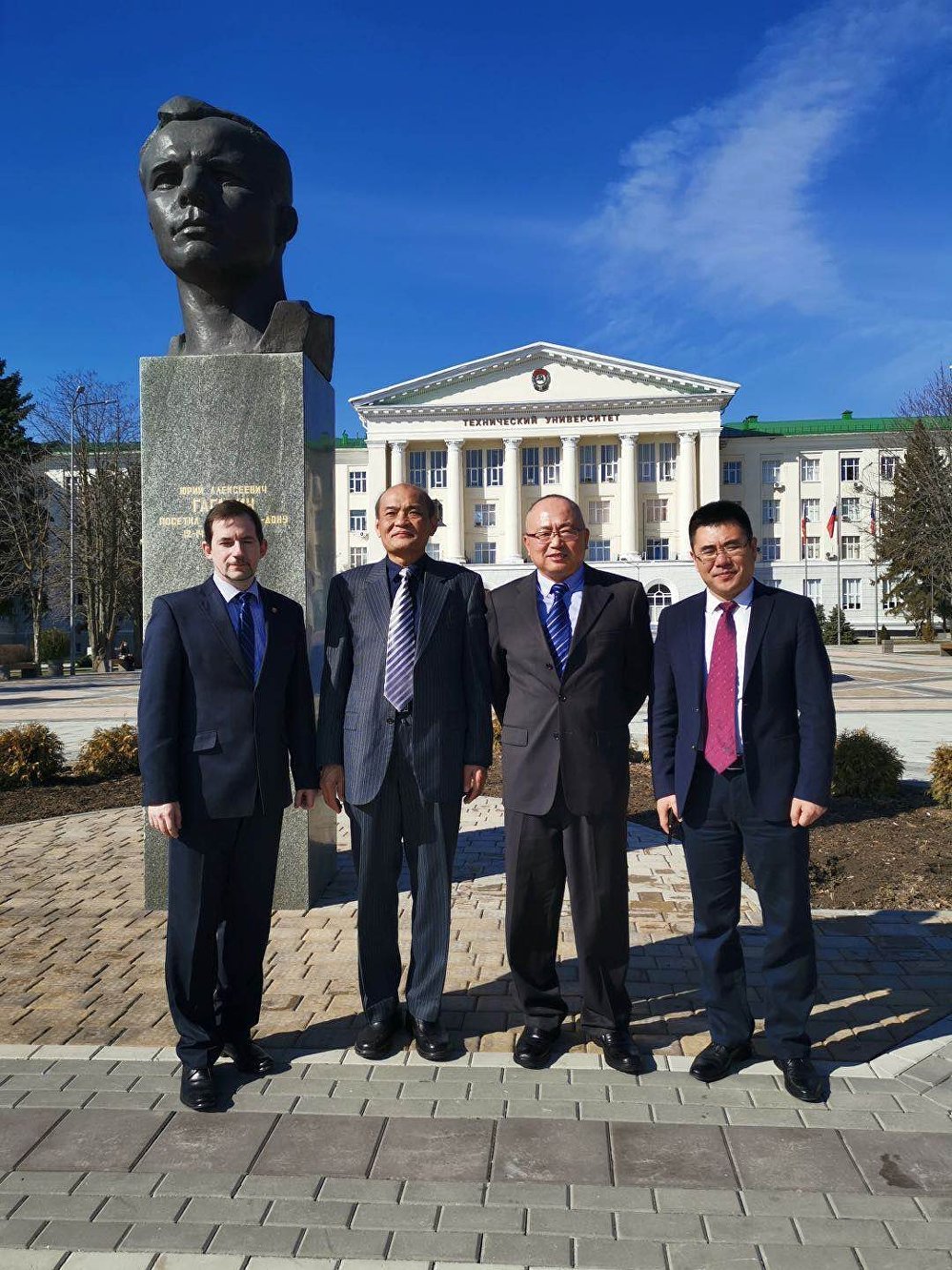 俄中双方代表在俄罗斯顿河国立技术大学教学楼前合影