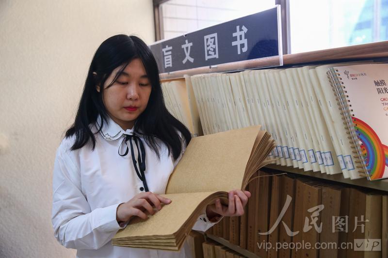 2025年3月19日,石亚瑄在山东省图书馆视障阅览室阅读盲文图书。